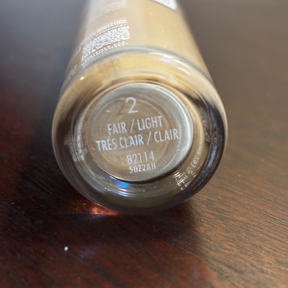e.l.f. Halo Glow Liquid Filter Complexion Booster Shade 2 Fair Light - Picture 3 of 7